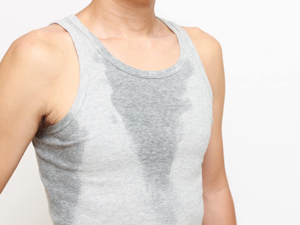 Homem com camiseta suada