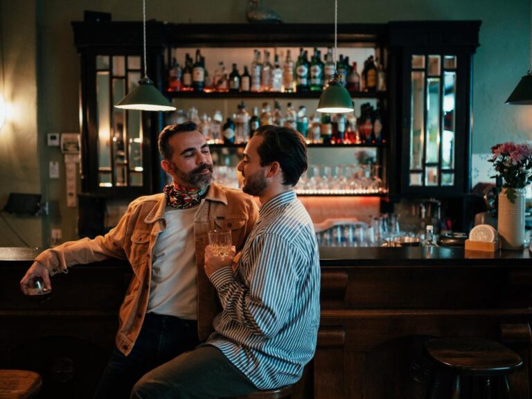 Homens em bar gay flertando