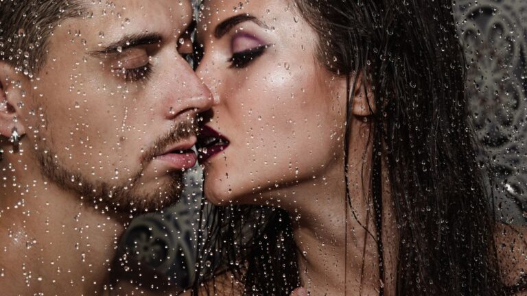 casal transando no banho