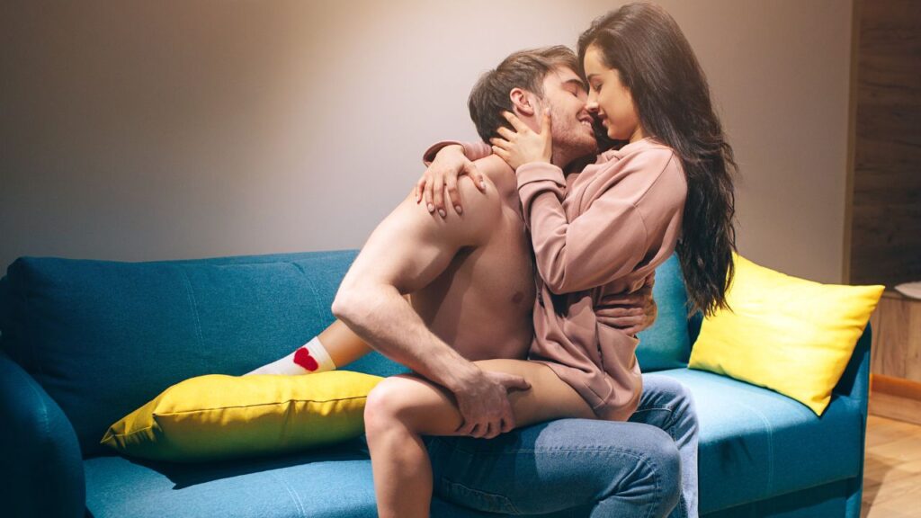 casal no sofá depois de sexo oral