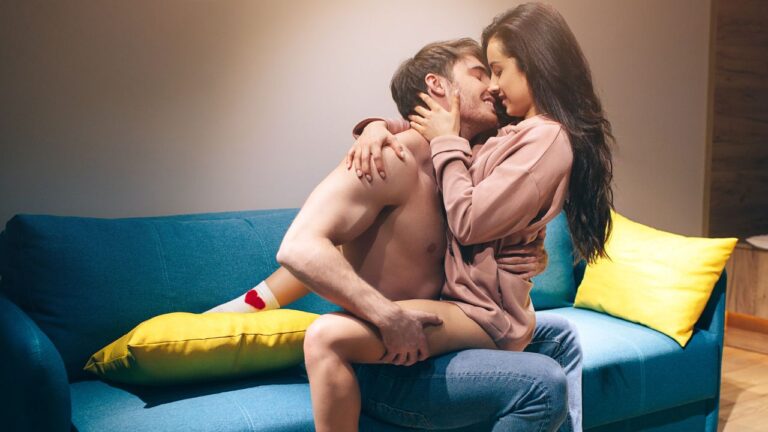 casal no sofá depois de sexo oral