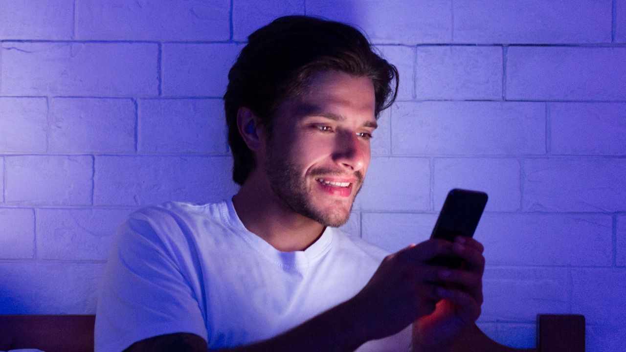 homem no celular acessando privacy grátis