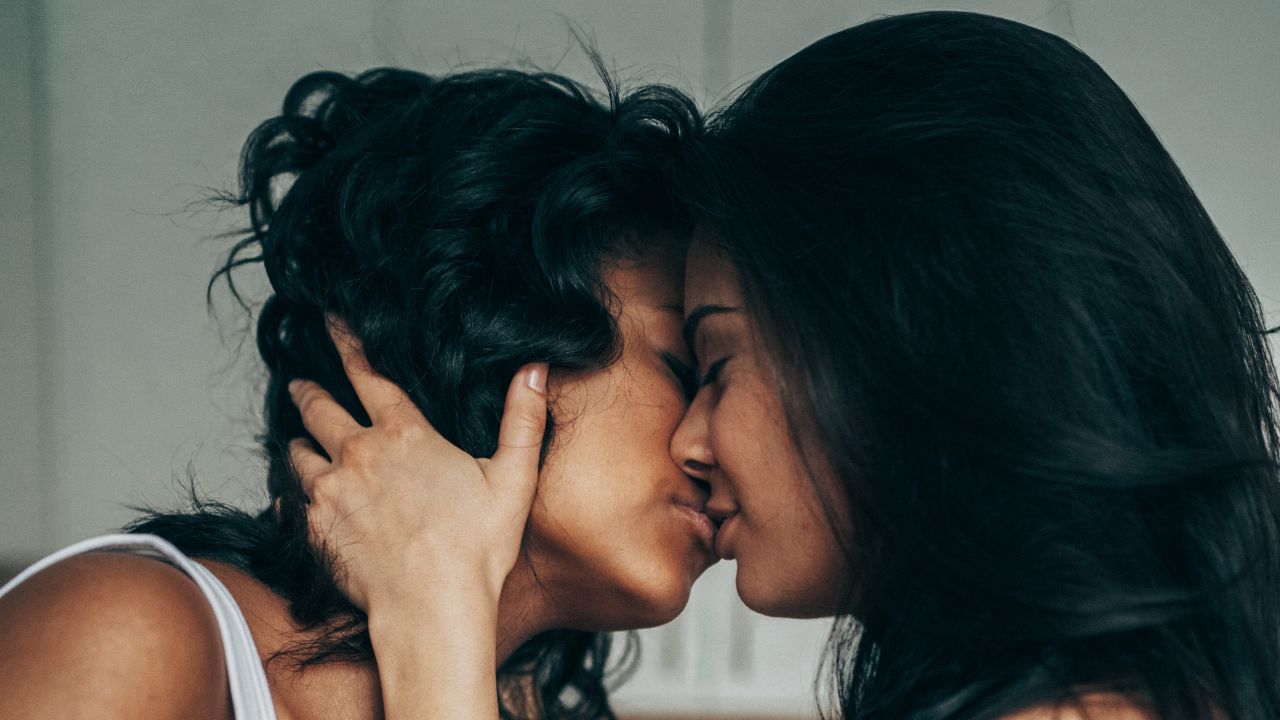 mulheres se beijando