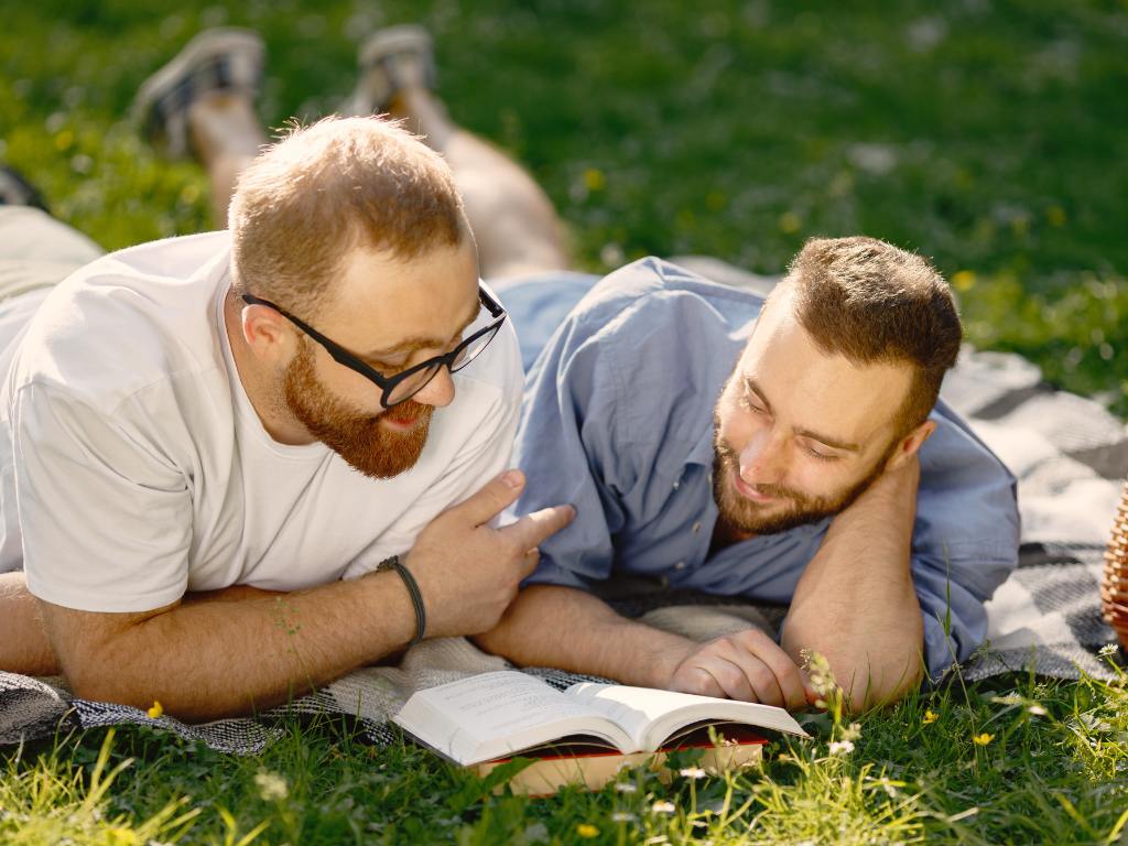Casal gay lendo livro juntos