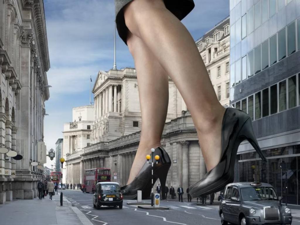 Mulher gigante pisando em cidade