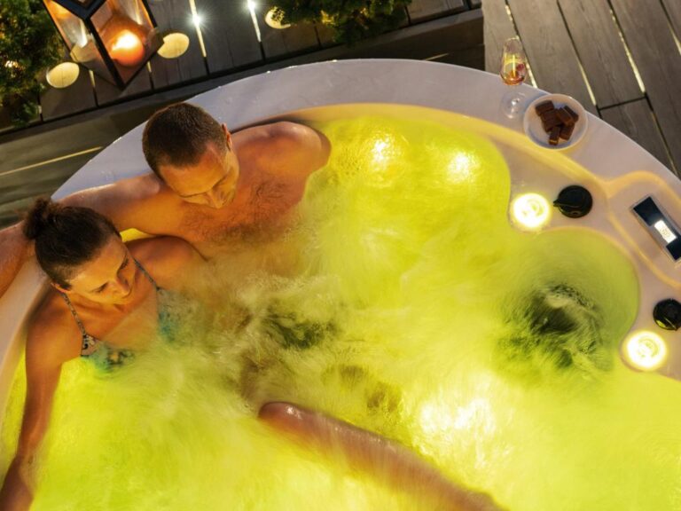 Casal em hidromassagem