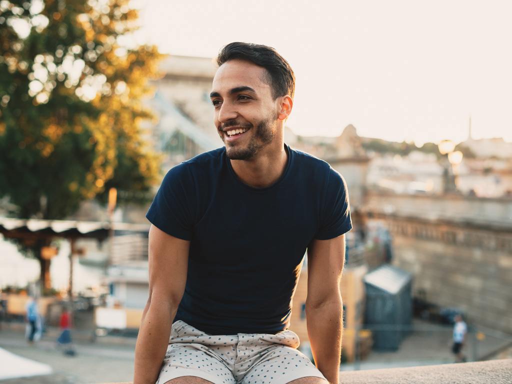 Homem twink sorrindo
