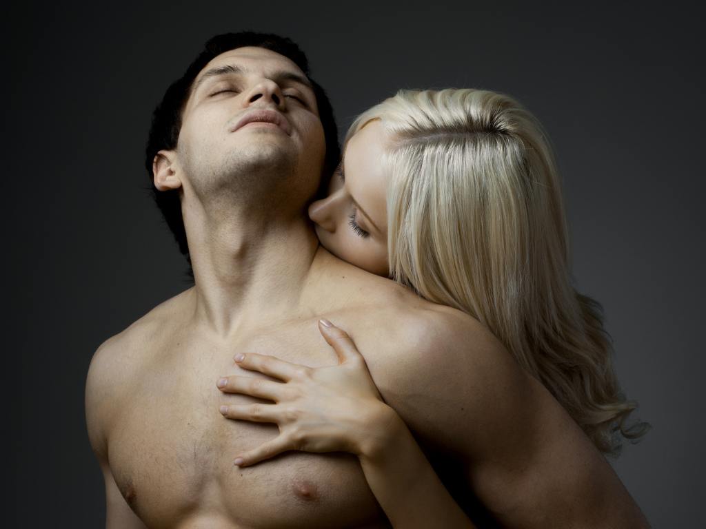 Mulher mordendo pescoço de seu parceiro