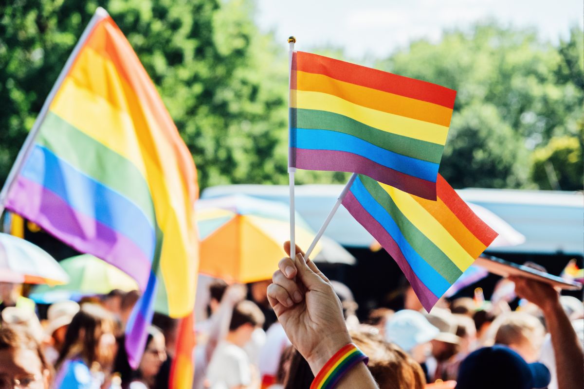 bandeiras na parada lgbt