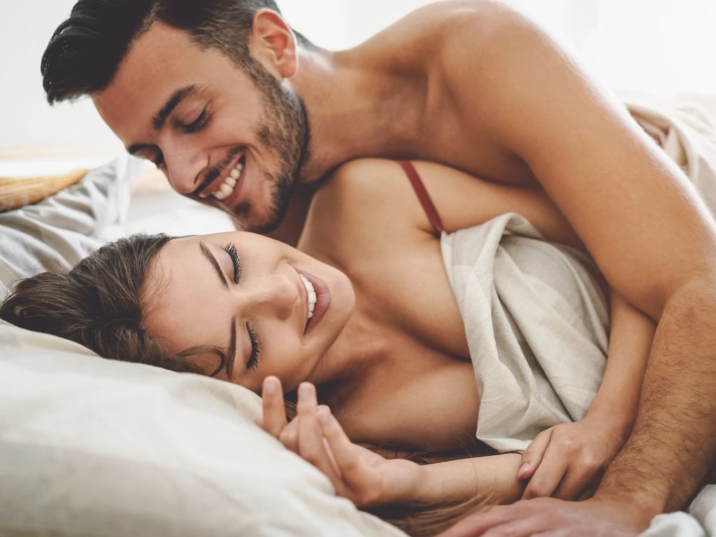 casal na posição conchinha