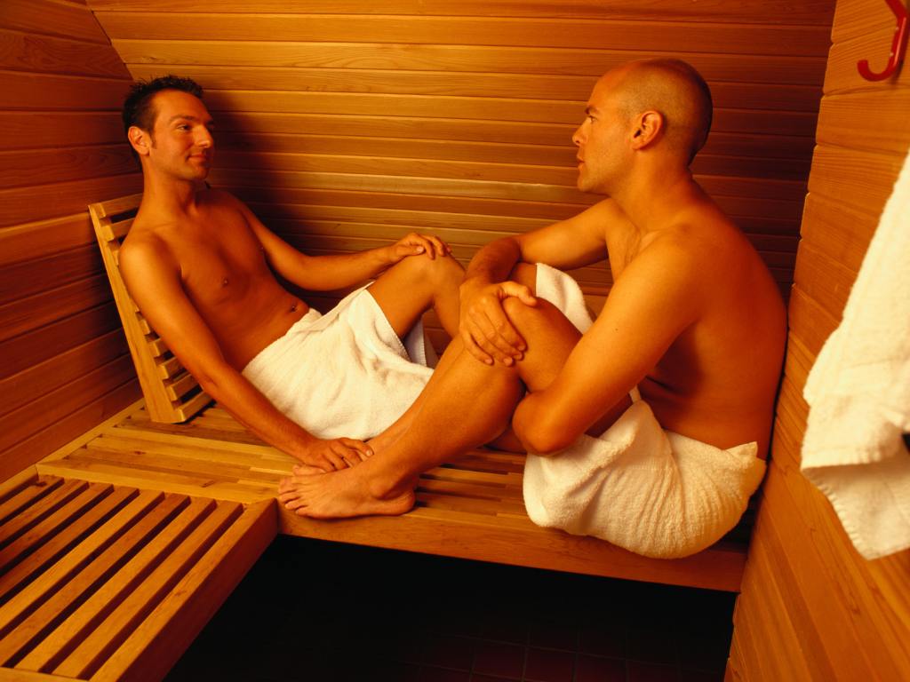 Homens em sauna gay