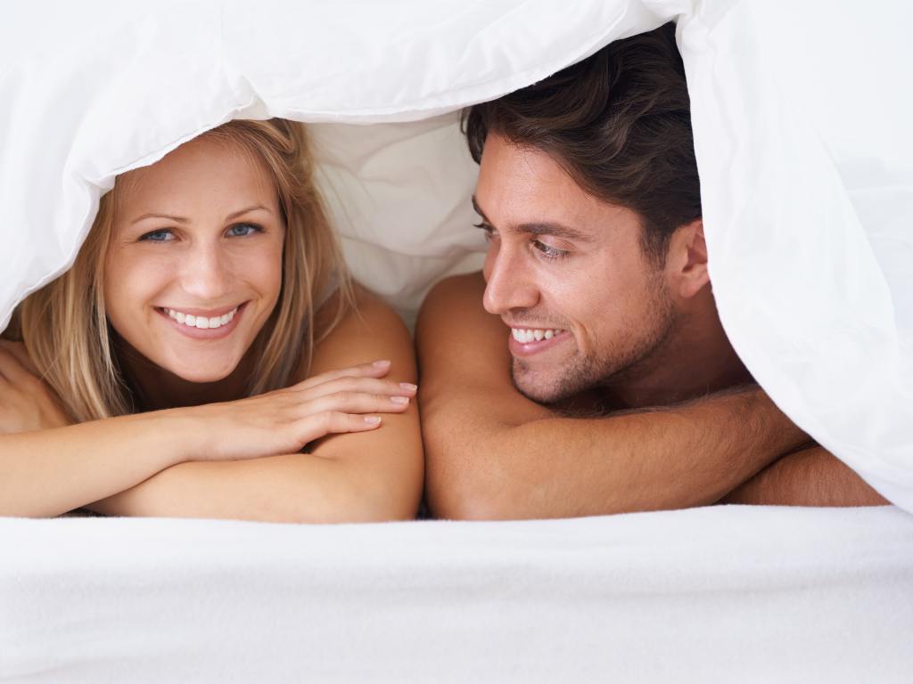 Casal debaixo da coberta