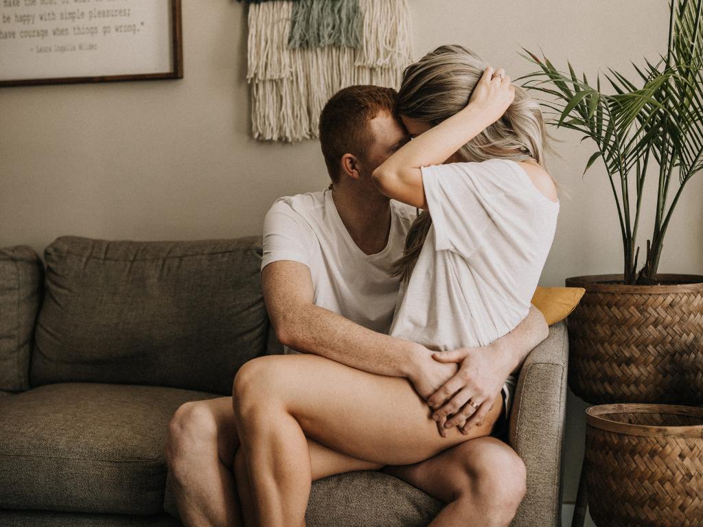 Casal sentado no sofá