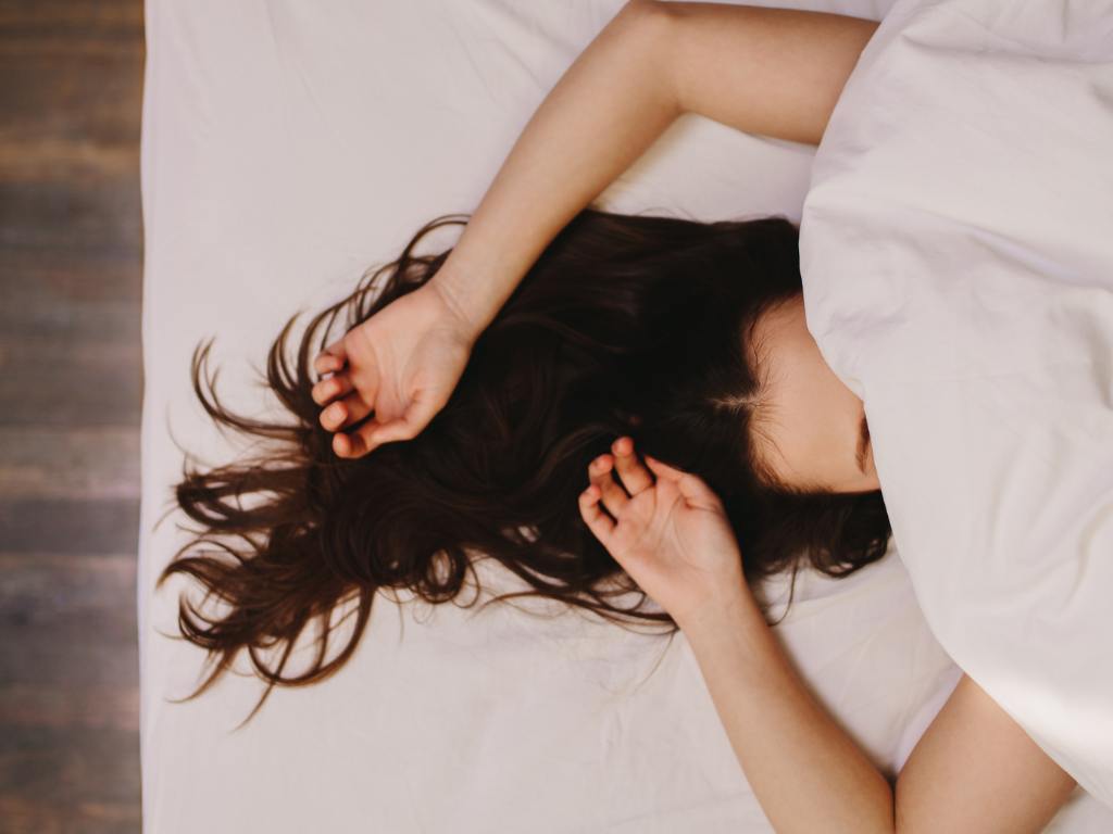 Mulher deitada em cama