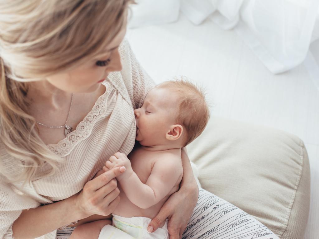 Mulher amamentando bebê