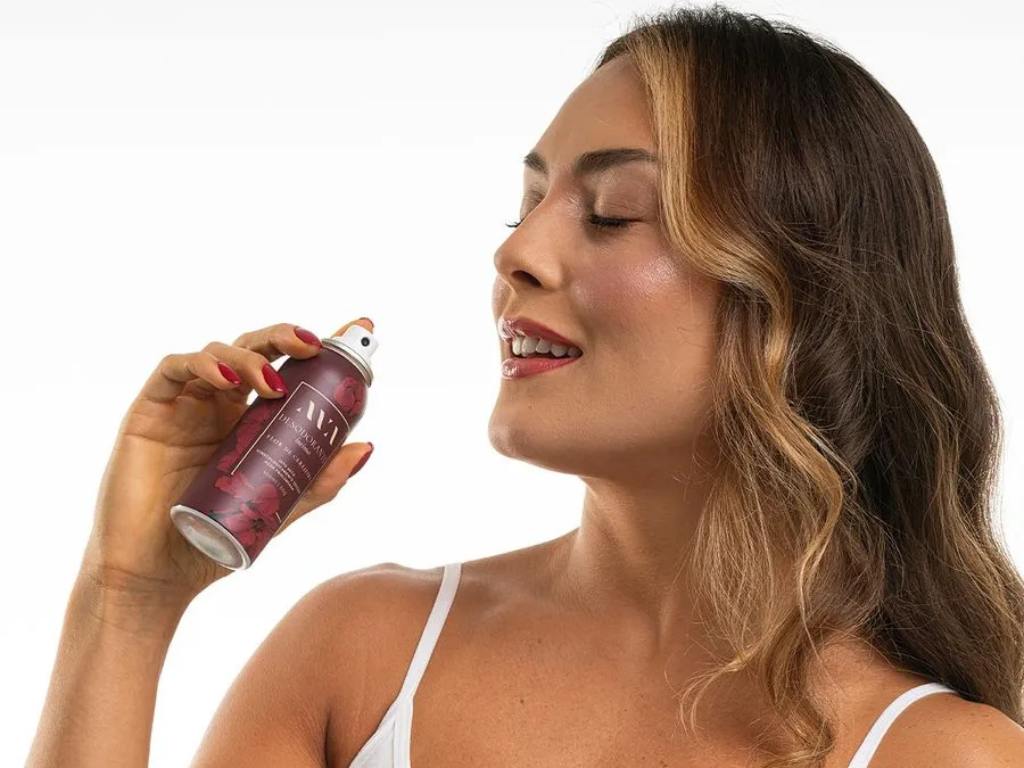 Mulher segurando desodorante íntimo da marca Ava