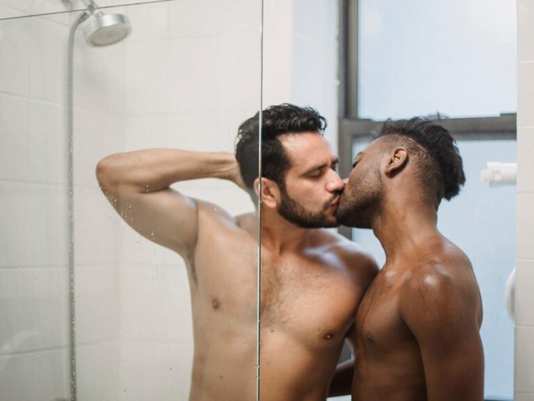 Homens se beijando dentro de chuveiro
