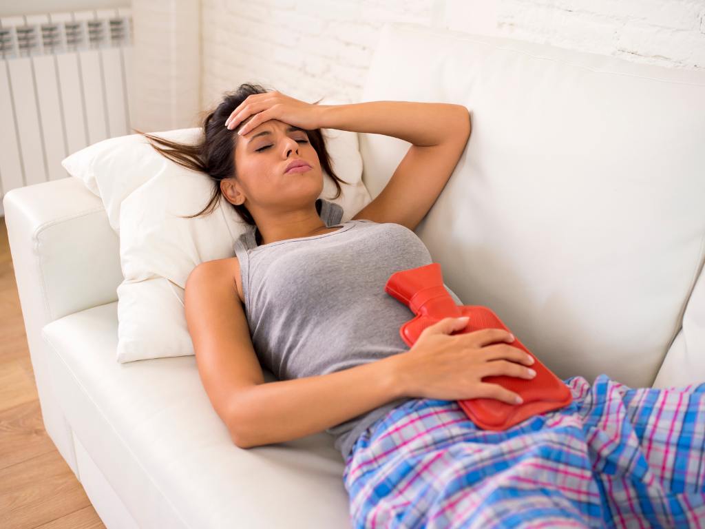 Mulher usando bolsa de água