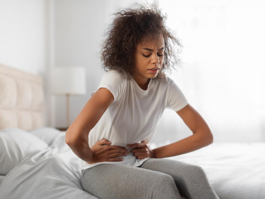 Mulher com cólicas