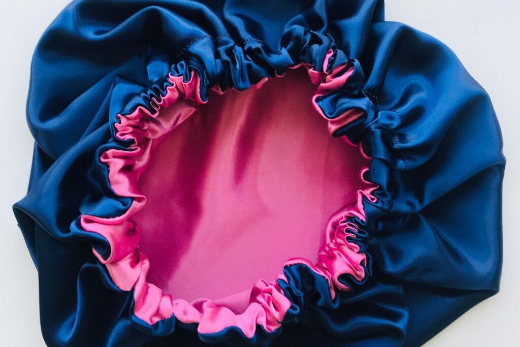 touca de cetim azul e rosa