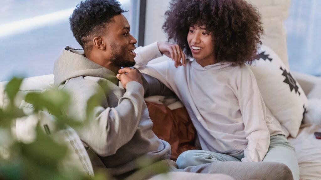 casal feliz conversando