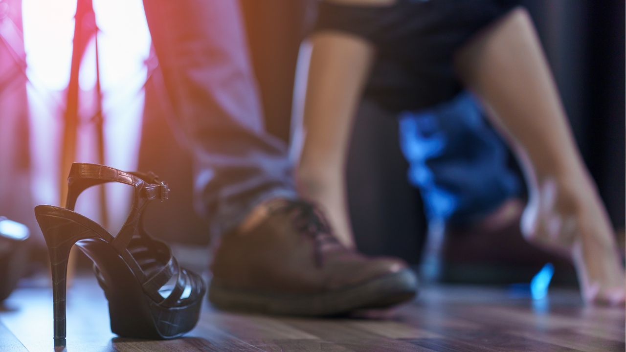 pés de casal se despindo para transar