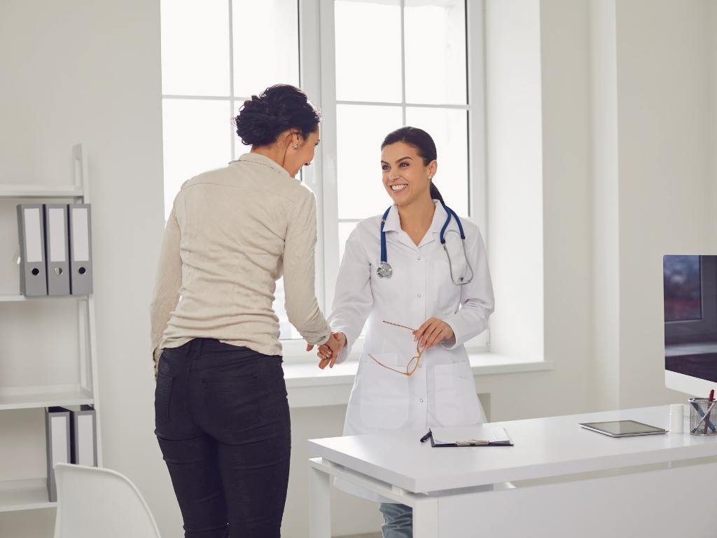Mulher se consultando no médico