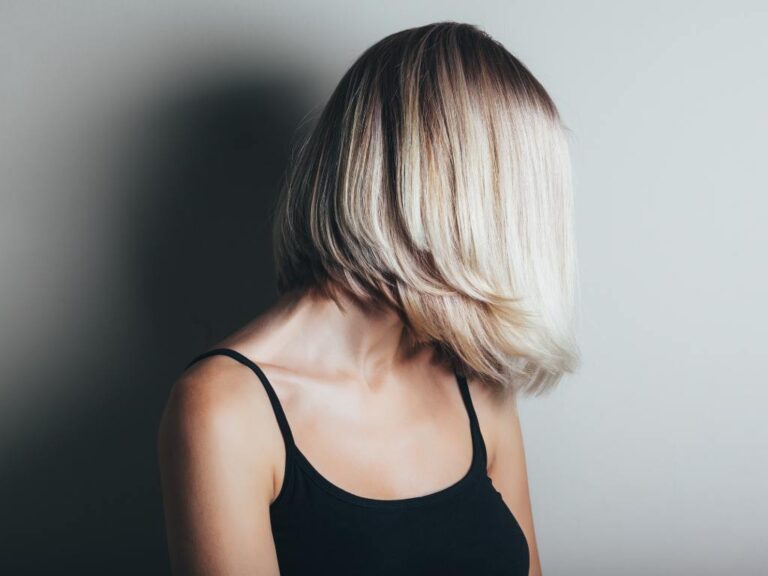 Mulher com bob loiro