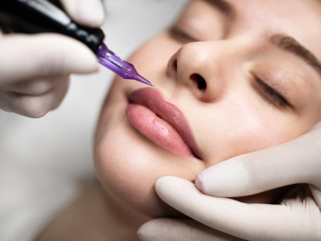 mulher fazendo micropigmentação labial