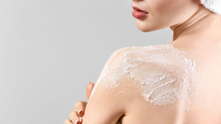 mulher passando esfoliante Natucorpo na pele