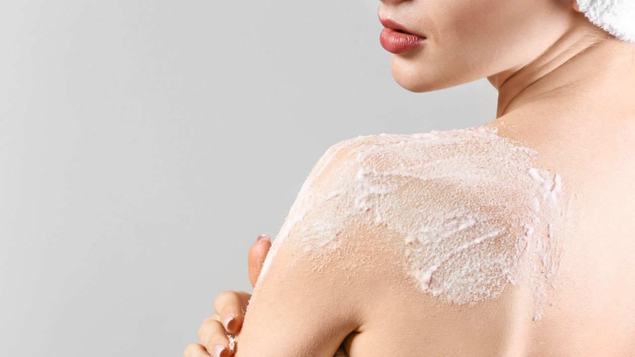 mulher passando esfoliante Natucorpo na pele
