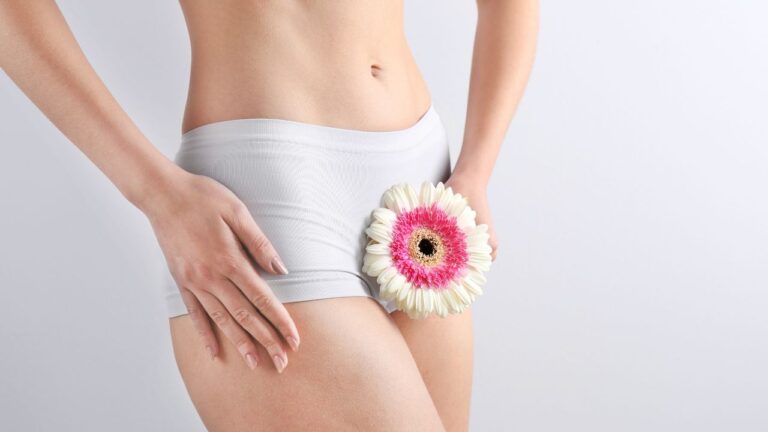 mulher com flor na frente representando vaginal