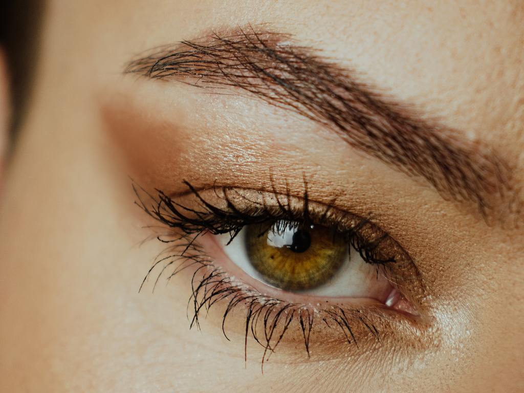 Close up de sobrancelha feminina