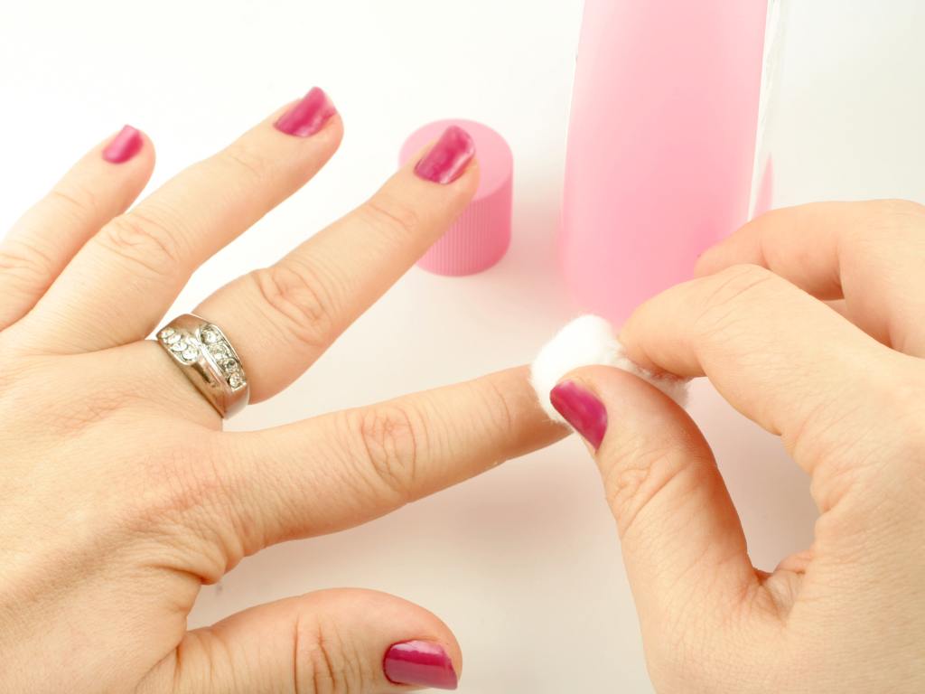 Retirando esmalte das unhas