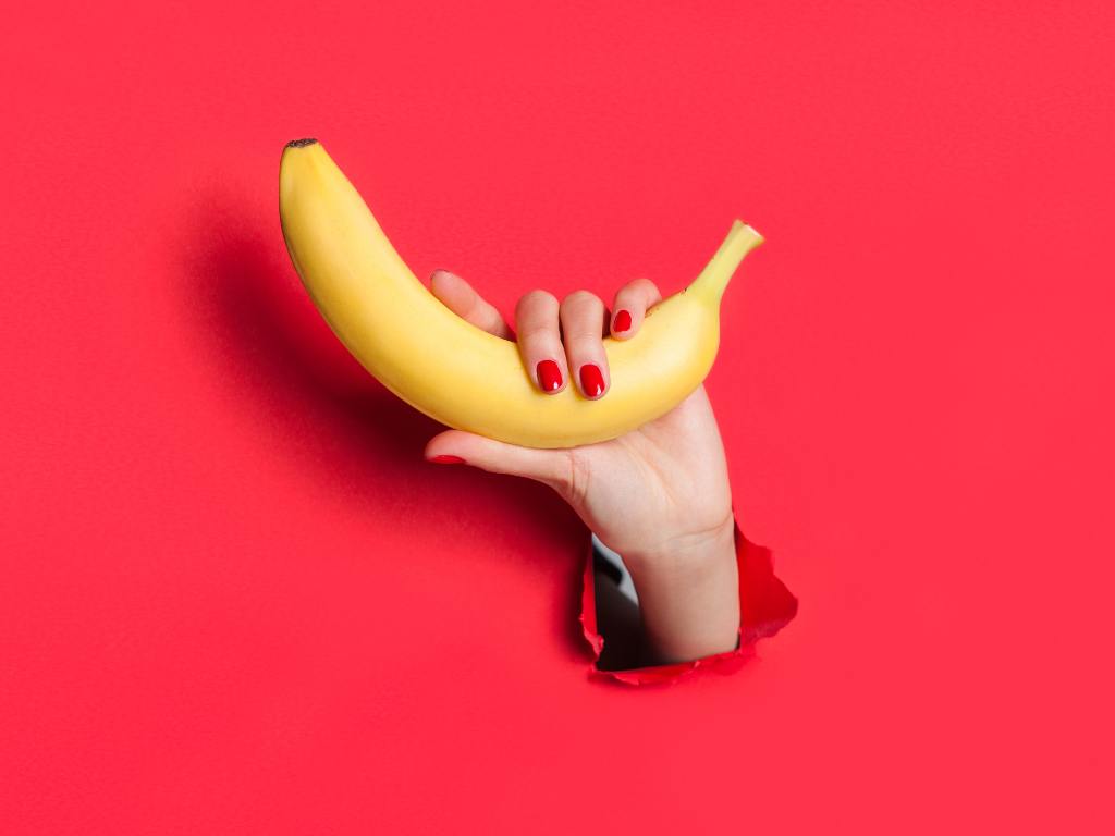Mulher segurando banana