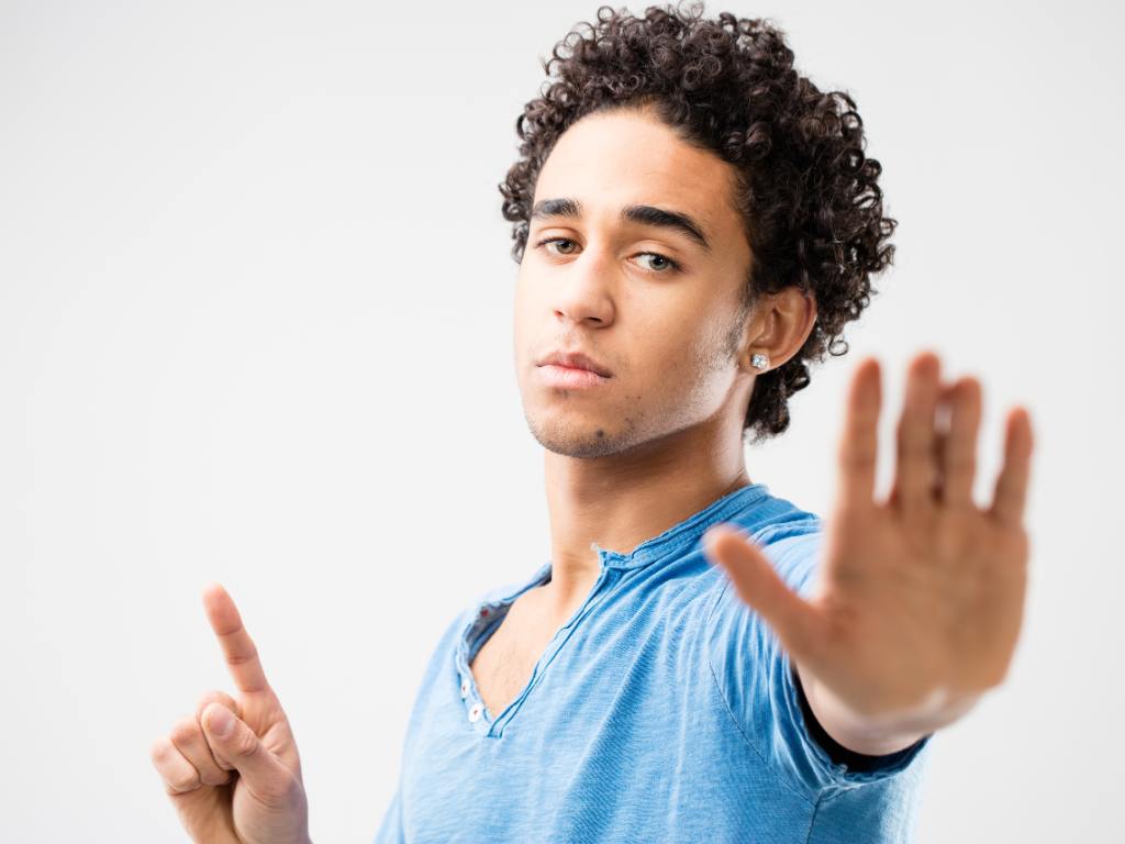 Homem fazendo sinal de não com a mão