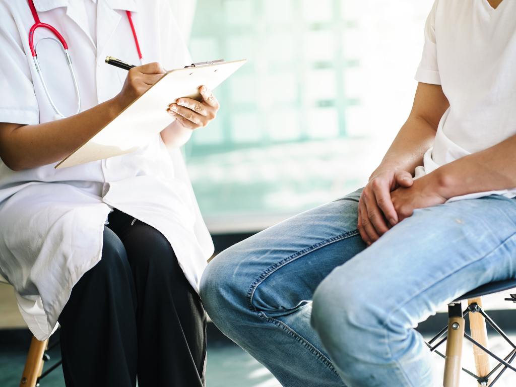 homem em consulta com urologista