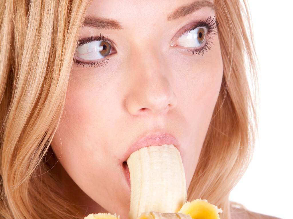 Mulher comendo banana