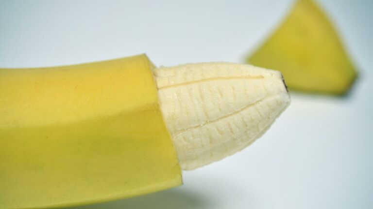 banana sem casca representando circuncisão