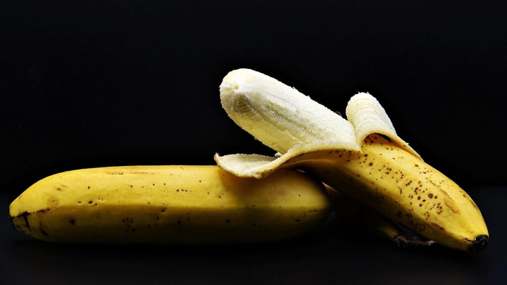 bananas com e sem casca representando circuncisão