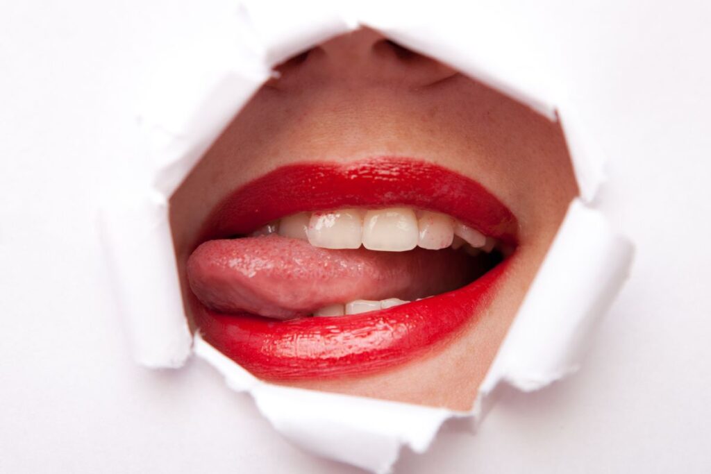 boca de uma pessoa em um buraca para ilustrar chuckquean