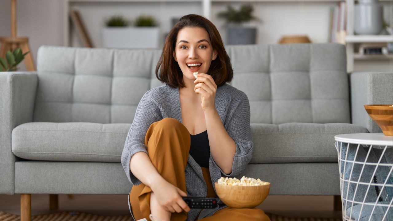 mulher assistindo doramas picantes