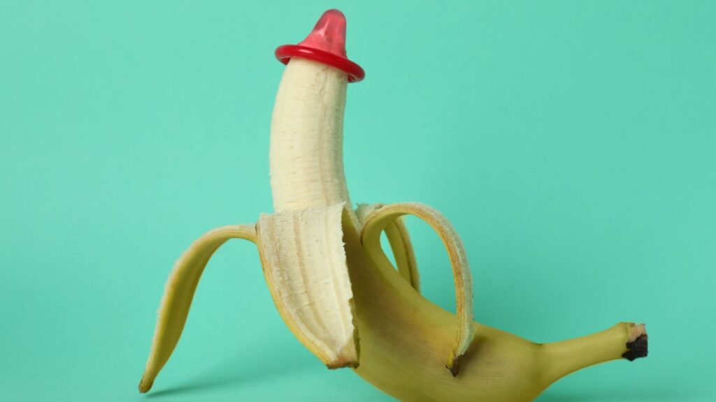 banana com camisinha representando fimose
