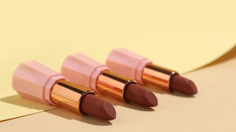 3 opções de batom marrom