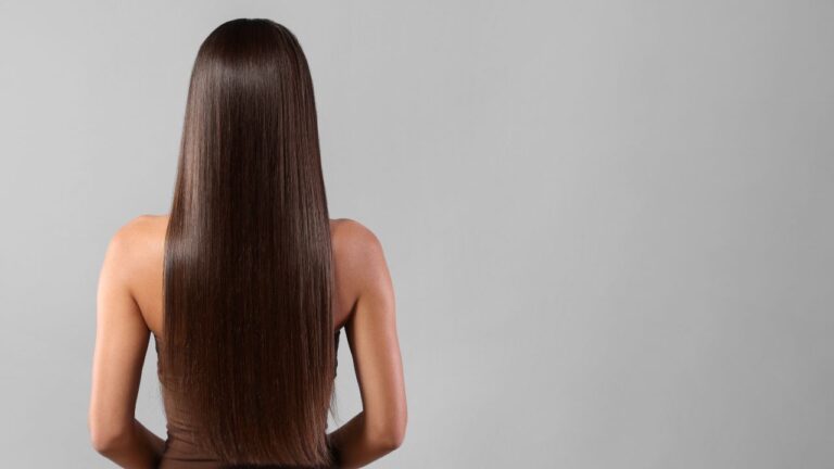 mulher de costas com cabelo com progressiva