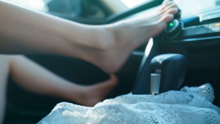 pernas no volante e calcinha branca