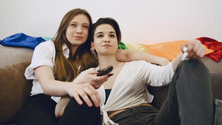 casal de mulheres assistindo filme