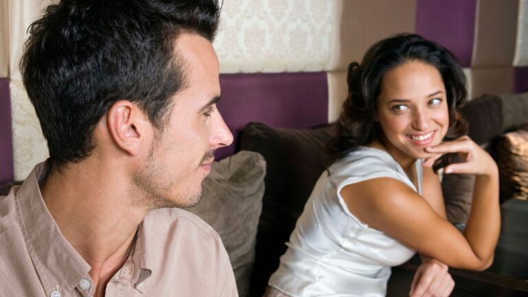 casal que pratica pau amigo se olhando