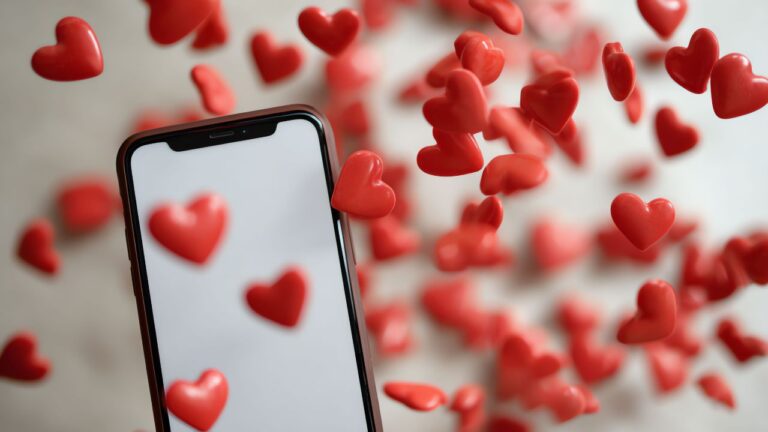 celular com vários corações vermelhos em volta