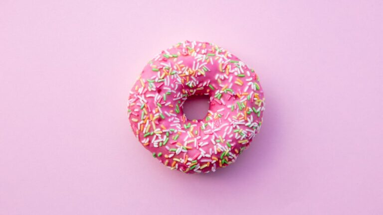 donut com confeitos representando ânus